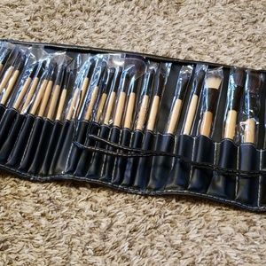 NWT 32pc Makeup Brush Set!